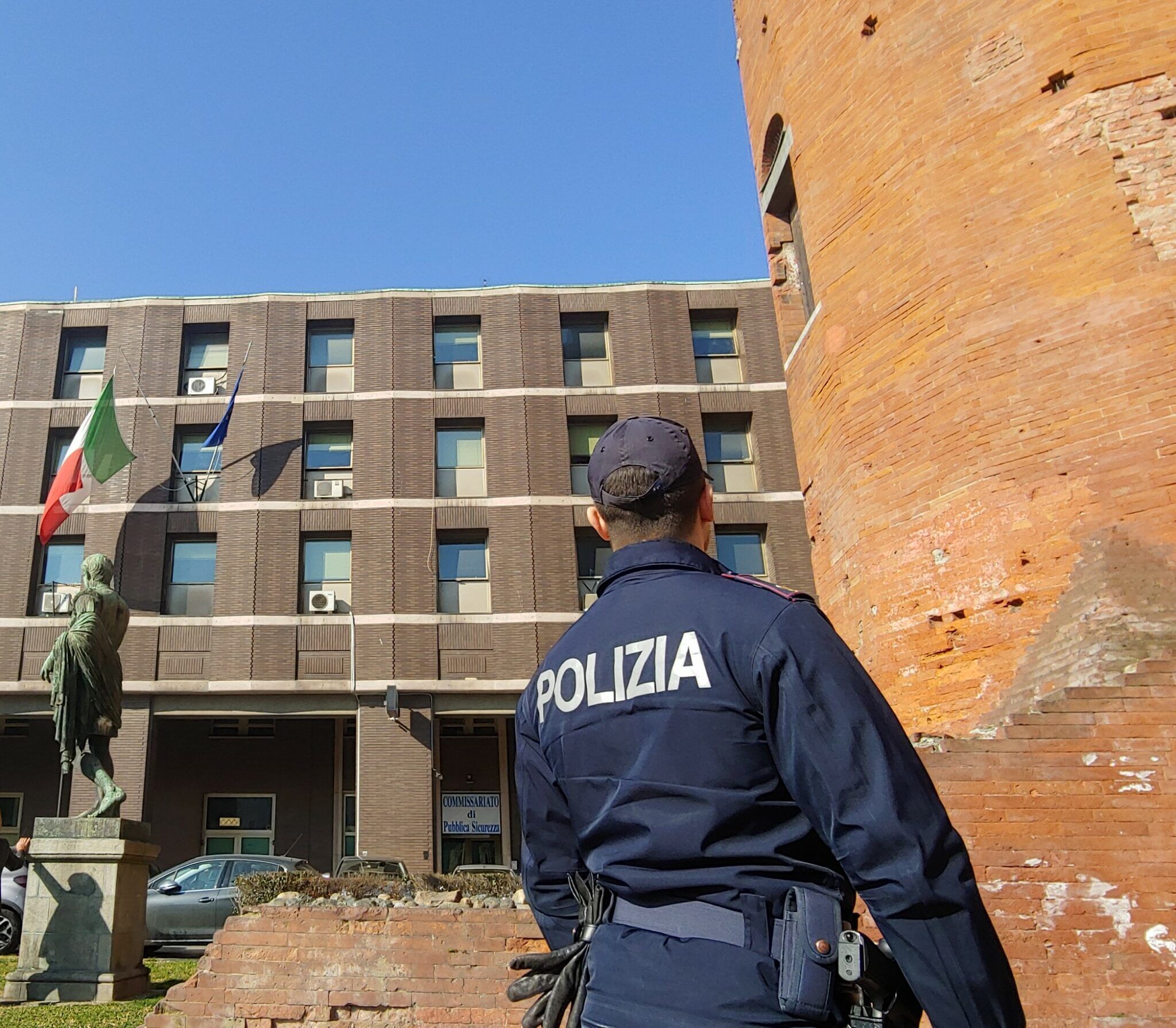 Spacciava Nascondendo La Droga In Un Bidone Della Spazzatura Arrestato