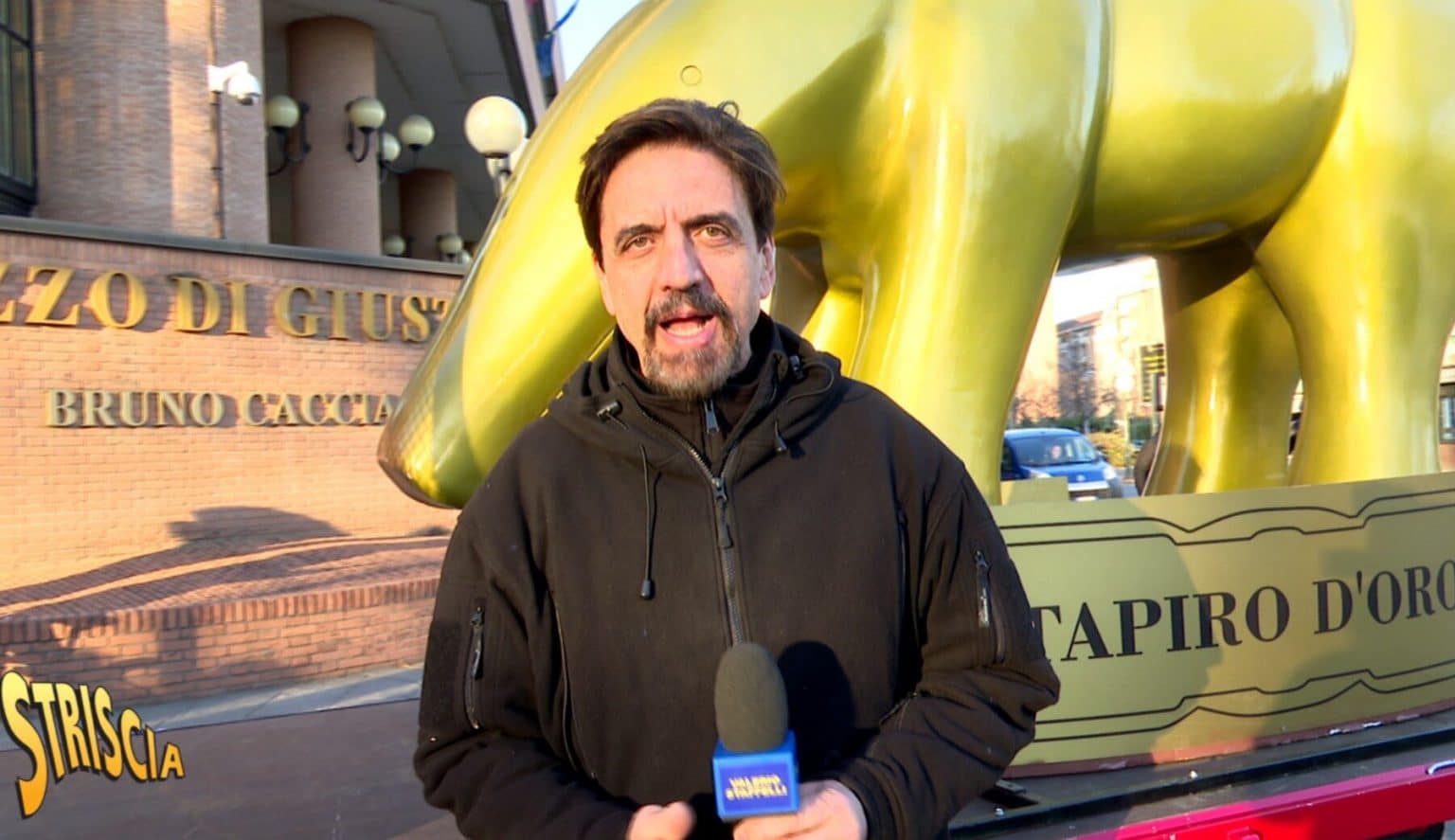 Tapiro D Oro Gigante Al Magistrato Ciro Santoriello Che In Un Video Si