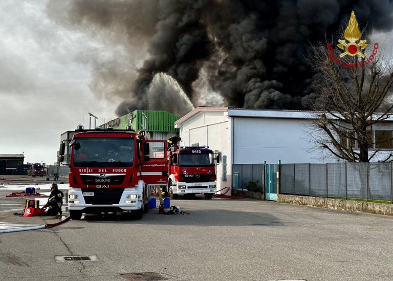 Domato L Incendio Alla Kemi Di San Pietro Mosezzo Salvi Tutti I Operai