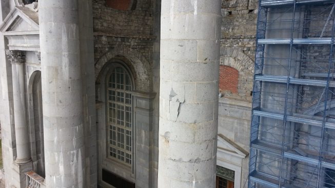 basilica-superiore-colonne-esterne.jpg