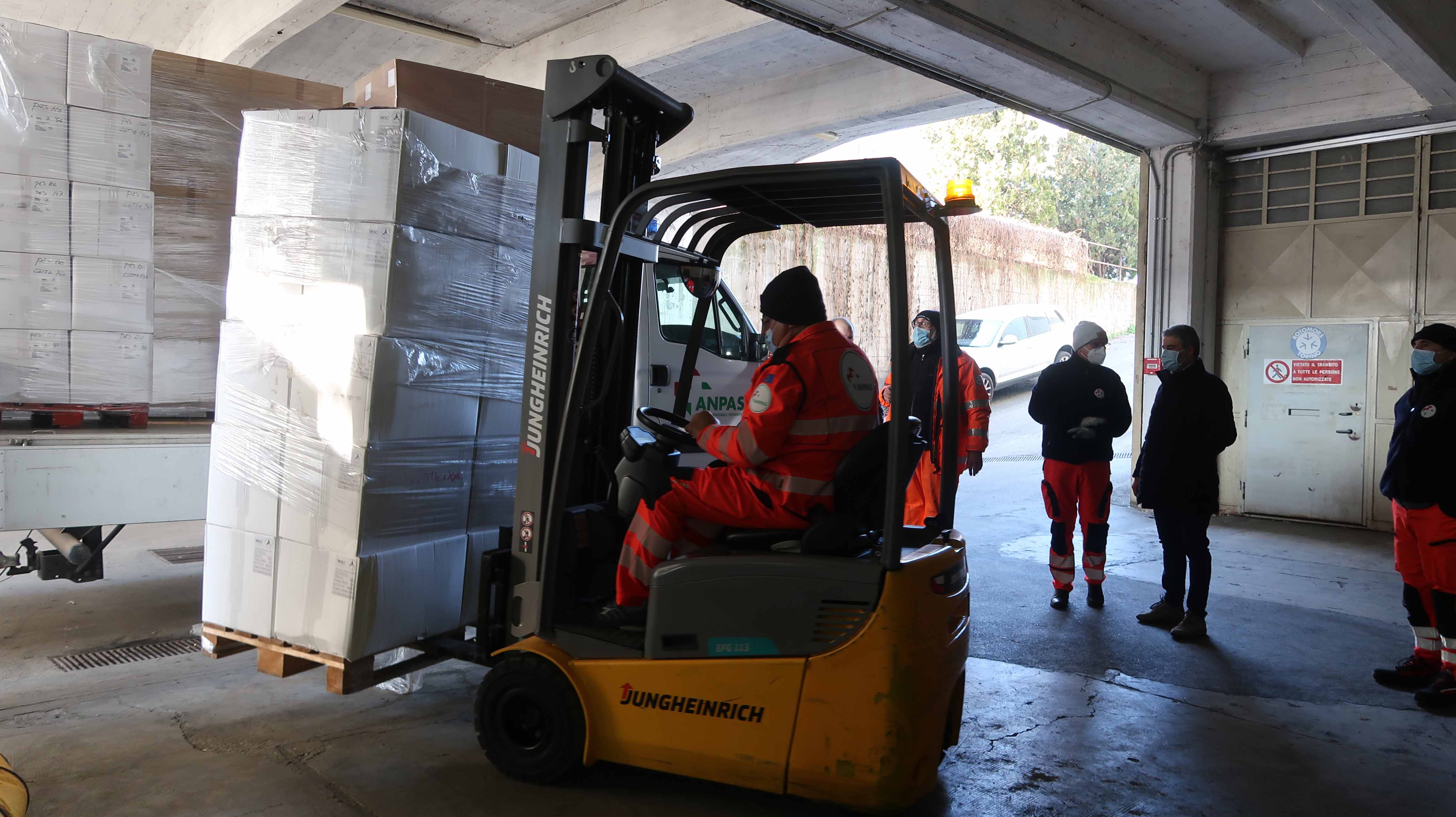 Carrello distribuzione materiale ospedaliero: realizzato in