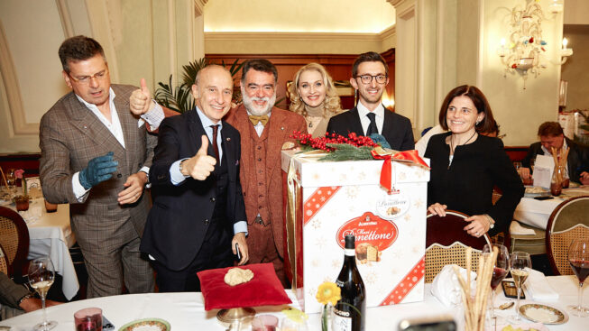 Mosca-ambasciatore italiano con Panettone Albertengo