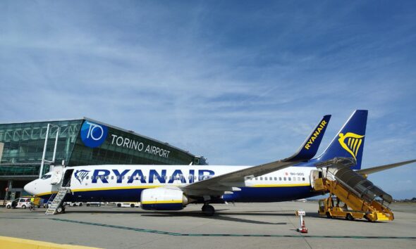 https://www.quotidianopiemontese.it/wp-content/uploads/2023/09/aereo-ryanair-aeroporto-torino-caselle-qp-590x354.jpg