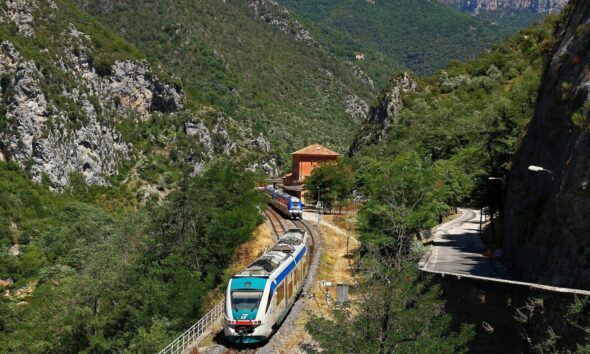 https://www.quotidianopiemontese.it/wp-content/uploads/2023/12/Ferrovia-Cuneo-Ventimiglia-Nizza-Ventimiglia-Cuneo-C-Foto-Federico-Santagati-590x354.jpg