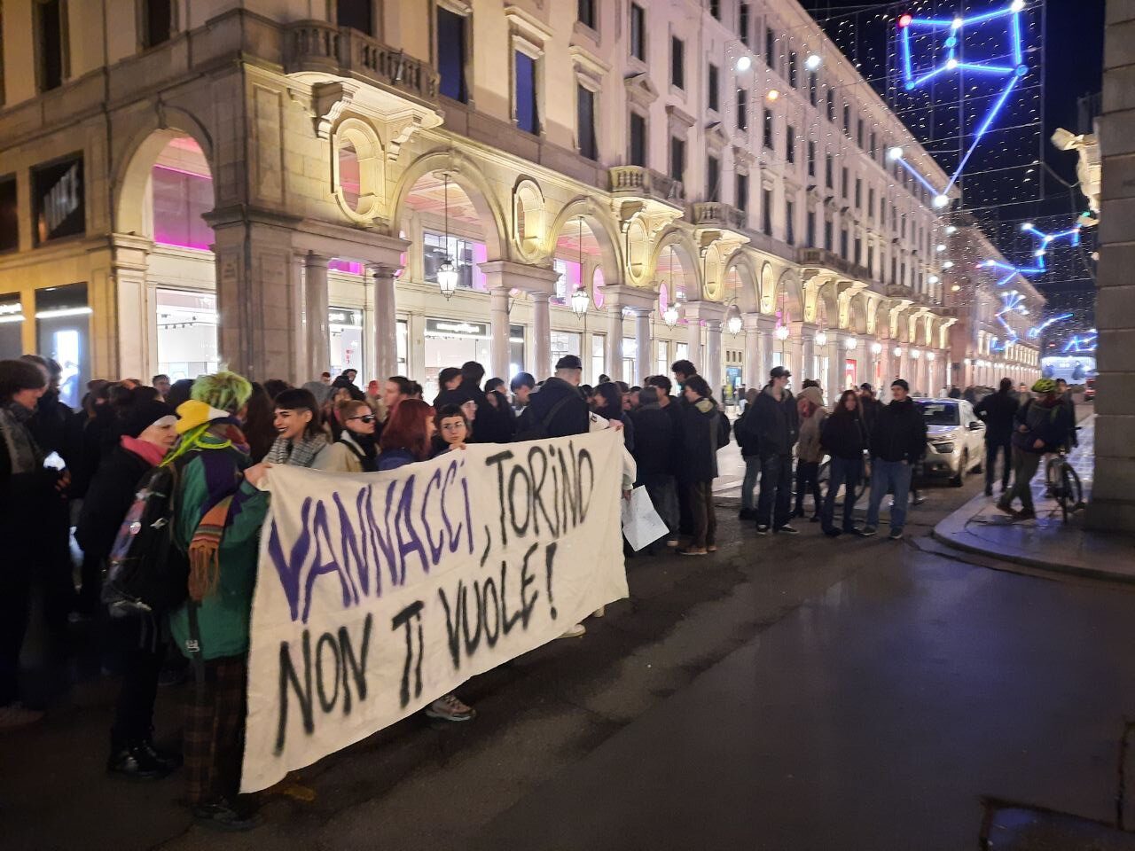 Striscioni e presidio contro il generale Vannacci durante la presentazione del  suo libro a Torino