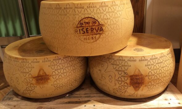 https://www.quotidianopiemontese.it/wp-content/uploads/2024/09/1200px-Grana_Padano_at_Eataly_in_Stockholm-590x354.jpg