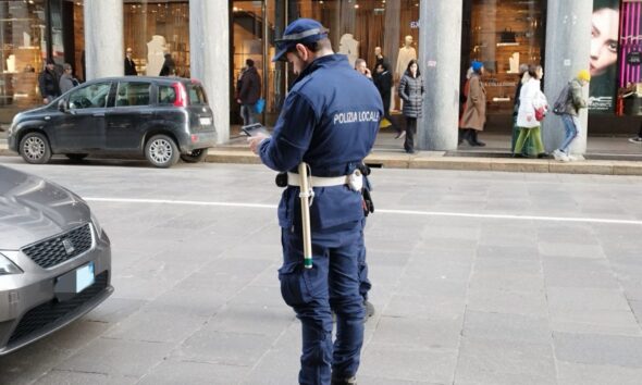 https://www.quotidianopiemontese.it/wp-content/uploads/2025/01/multa-via-roma-torino-polizia-municipale-vigile-urbano-qp-590x354.jpg