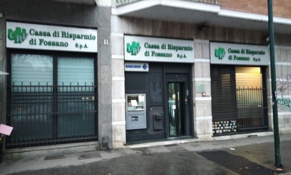 https://www.quotidianopiemontese.it/wp-content/uploads/2025/03/cassa-di-risparmio-di-fossano-corso-traiano-rapina-590x354.jpeg